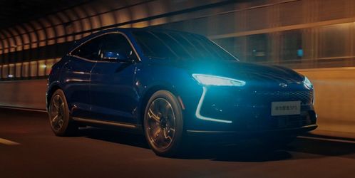 華為首款汽車正式開售，起步價22萬引熱議，自動駕駛未搭載引網(wǎng)友遺憾